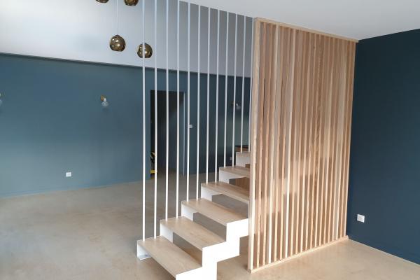 Escalier suspendu en bois + acier