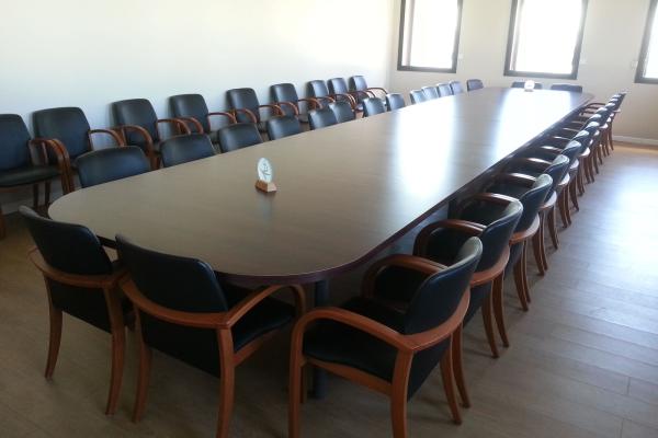 Grande table de réunion