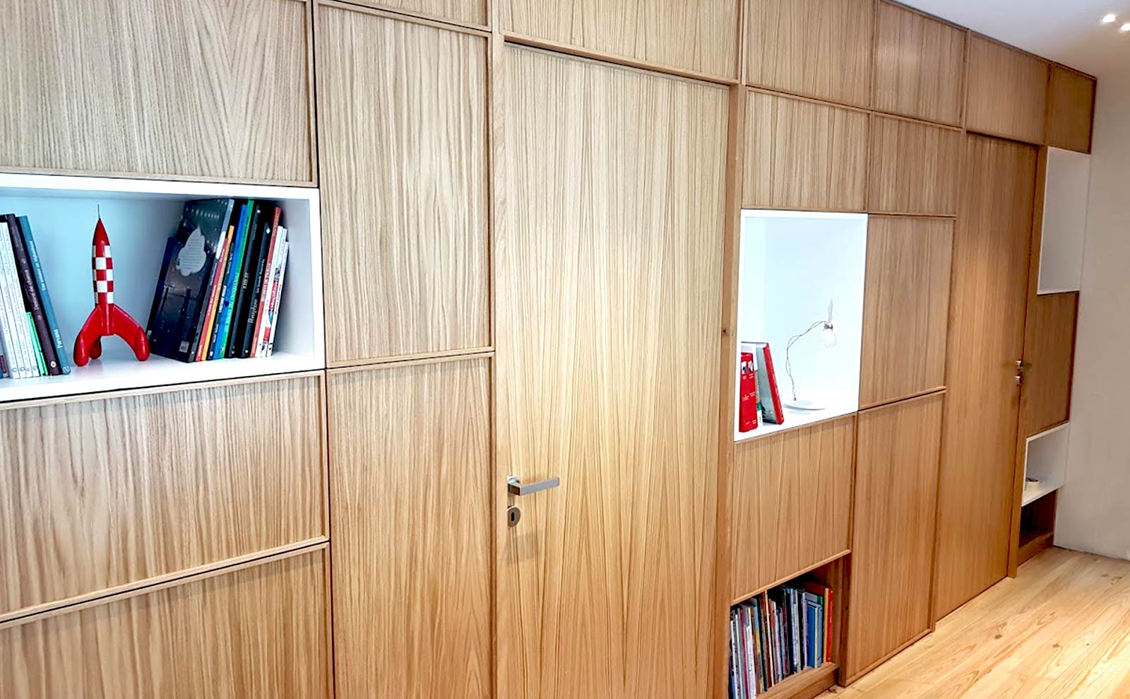 Mobilier d'agencement en bois massif