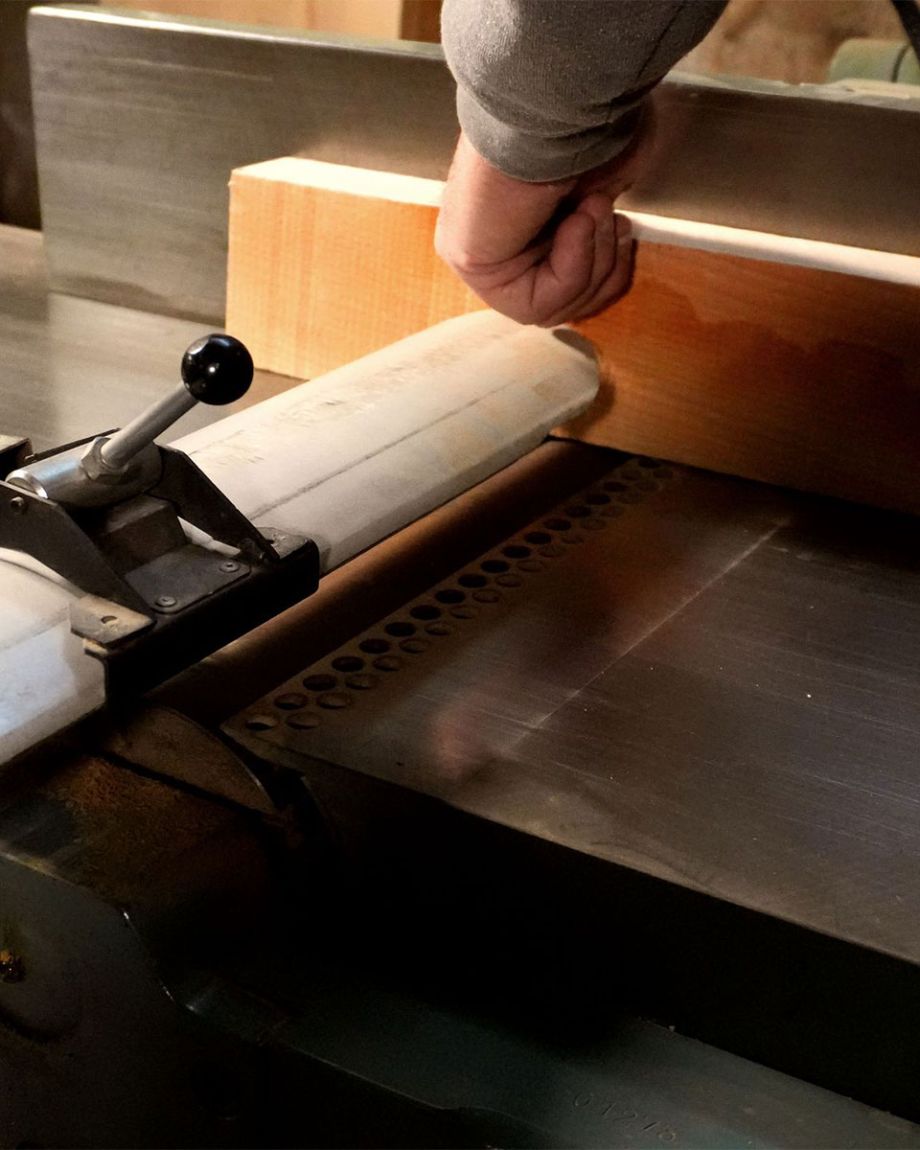 Amenage du bois sur la table pour usiner la pièce de bois