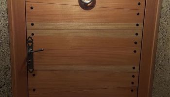 Réalisation d'une porte intérieure en bois massif