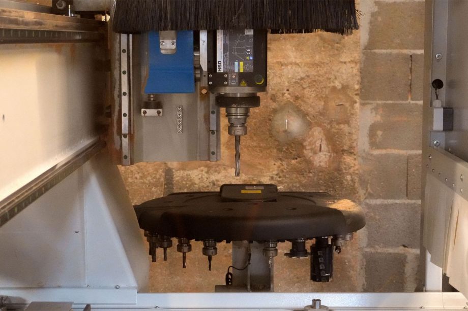 Présentation du magasin d'outillage avec mèches et outils diamant