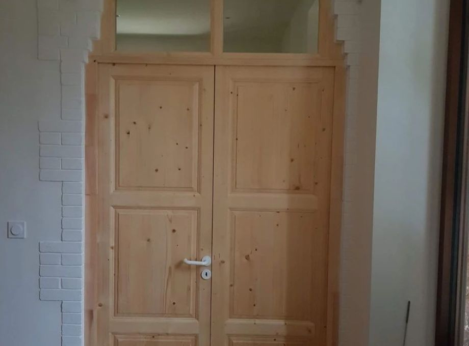 Réalisation d'une porte intérieure en bois massif