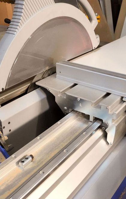 Présentation de la lame de découpe de la scie à format