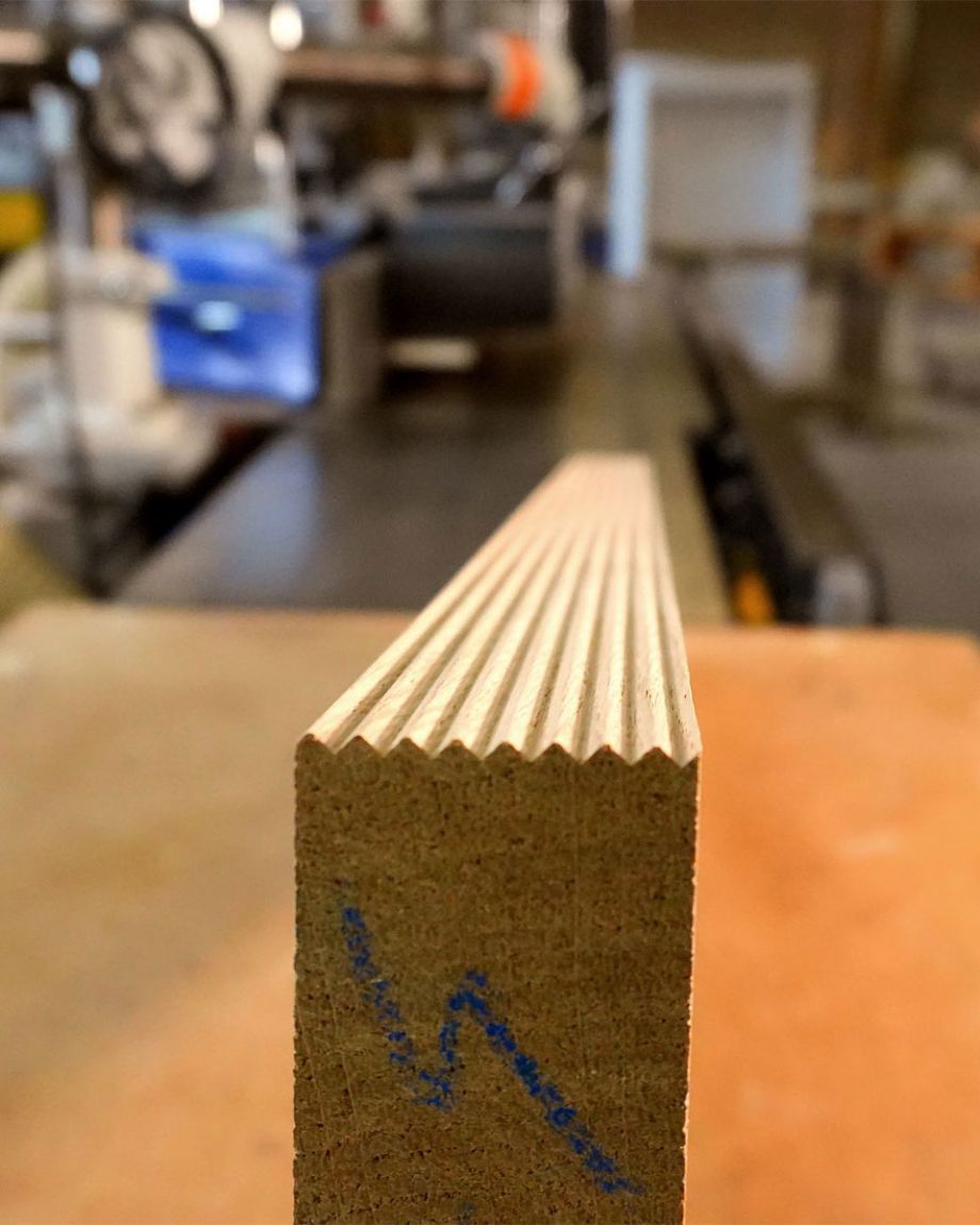 Pi-ce de bois finie avec profil en dent de scie