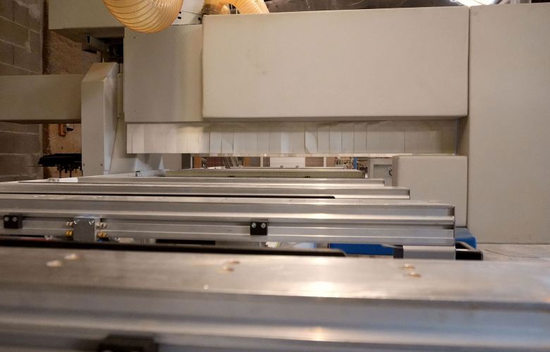 Vue de la table de la machine avant l'installation des plots de maintient des panneaux bois 