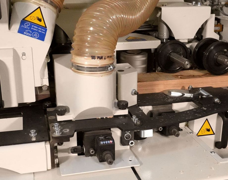 Vue du poste d'usinage avec la gaine d'aspiration des copeaux