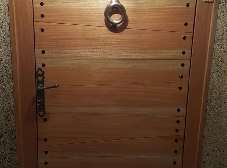 Réalisation d'une porte intérieure en bois massif