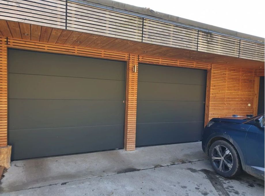 Réalisation d'un mur bois et porte de garage 
