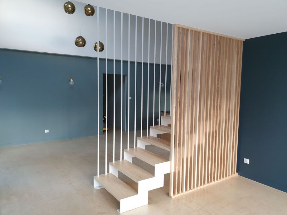Aménagement d'un salon avec escalier