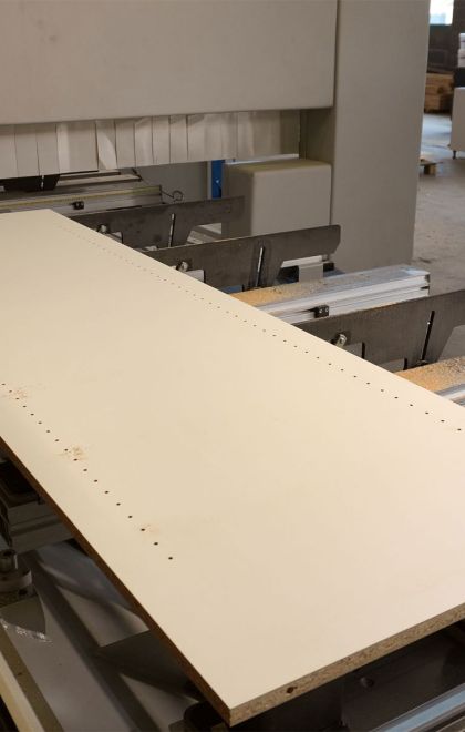 Perçage d'un panneau de bois pour la réalisation d'une armoire