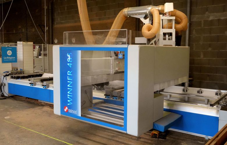 Vue extérieure de la machine de sous-traitance en usinage 5 axes bois