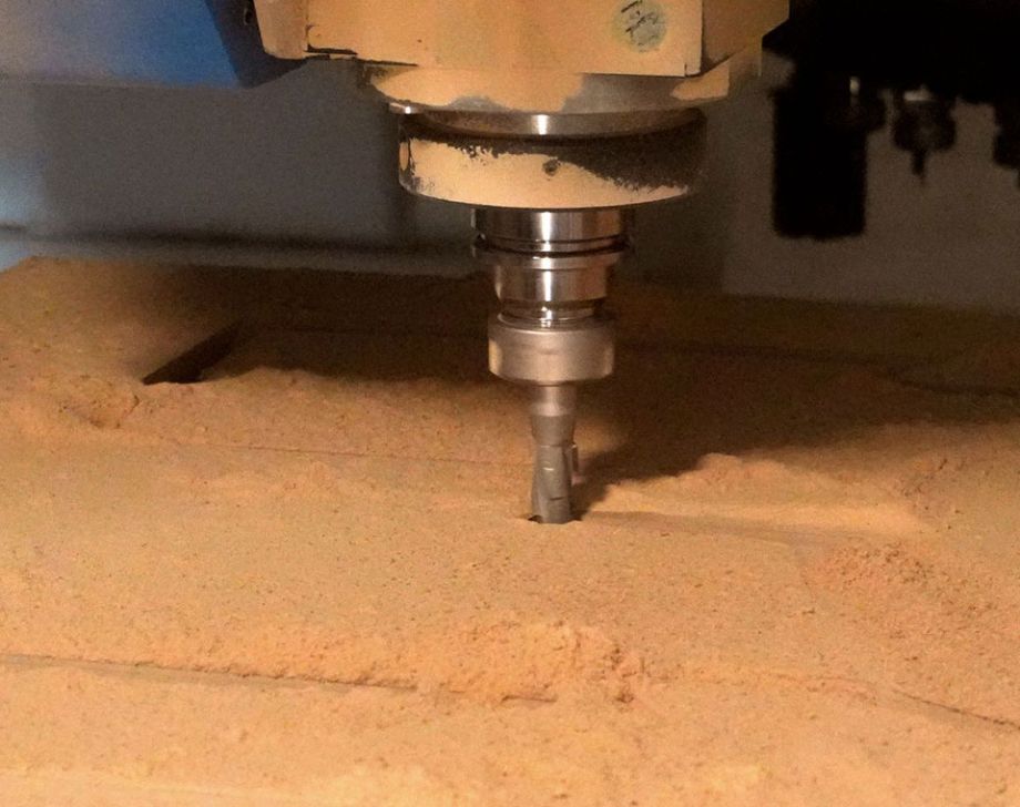OUtil de découpe en diamant polycristallin de forme courbe dans un panneau de particule mdf