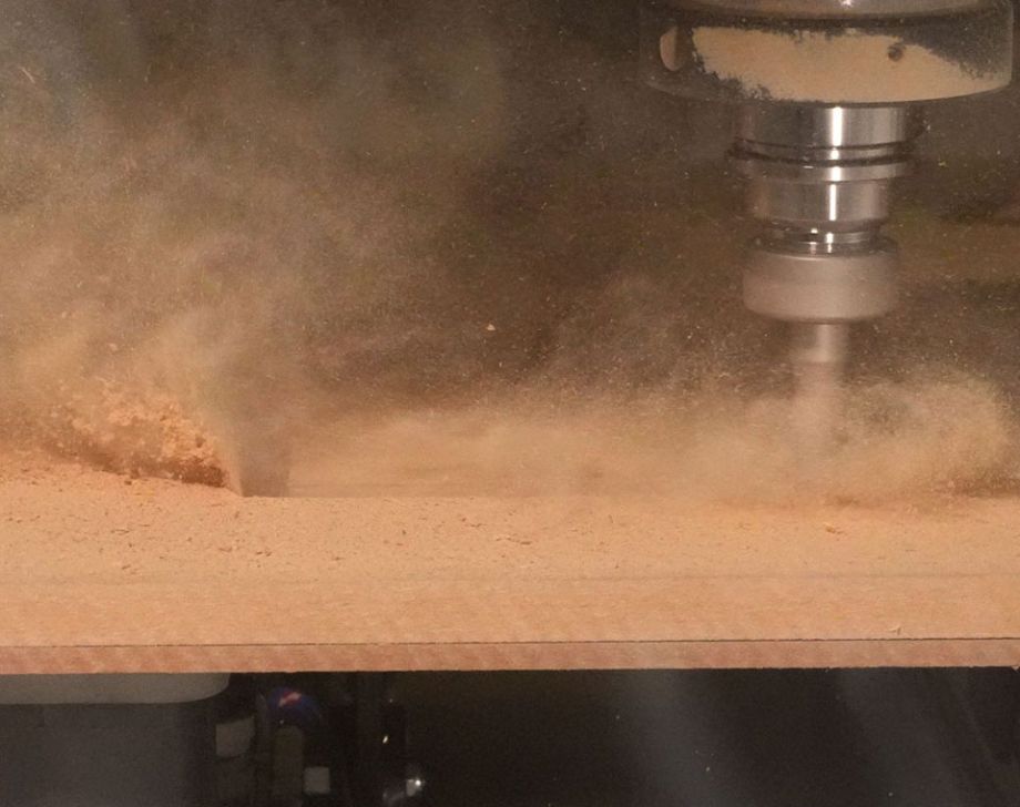 Détourage de pièce en cours d'usinage pour de la sous-traitance industrielle bois