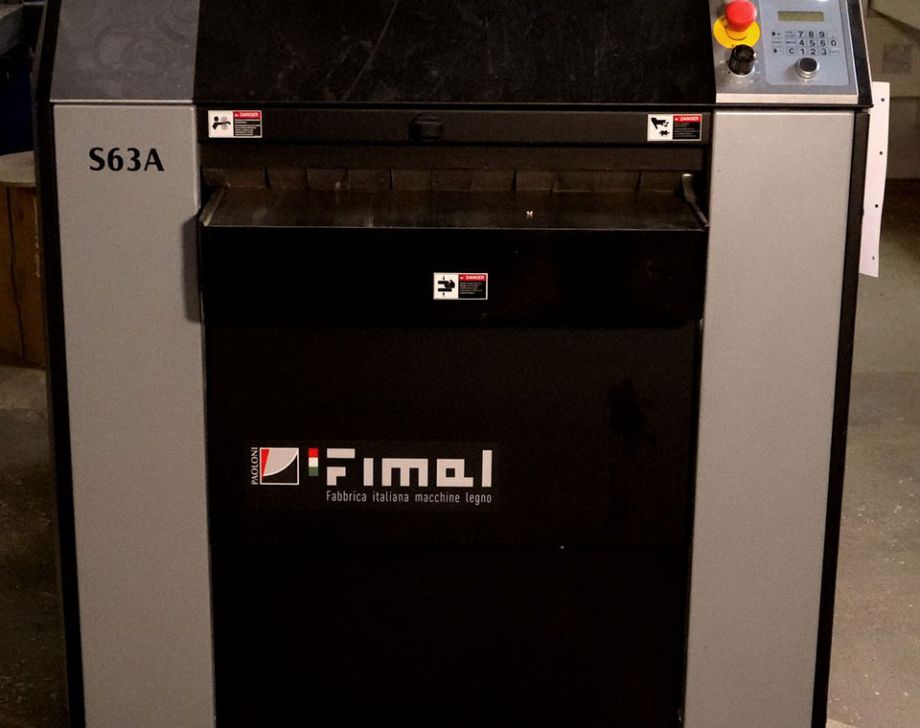 Vue avant de la machine de rabotatge en sous-traitance bois