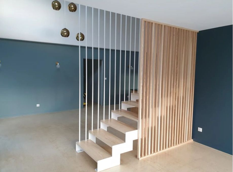 Réalisation d'un escalier avec marches en bois