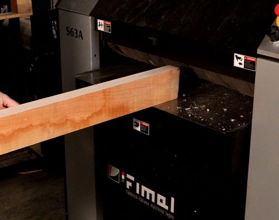 Positionnement de la pièce par l'opérateur de sous-traitance bois