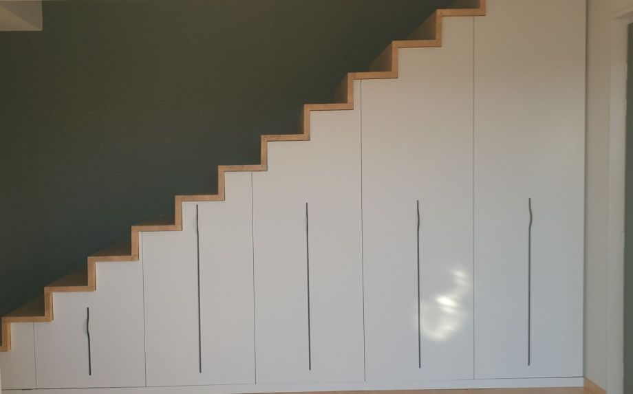 Aménagement de portes de placcard sous escalier