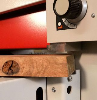 Positionnement de la pièce de bois pour mesure de l'épaisseur avant ponçage