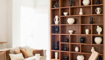 Etagère en bois massif avec fond plaqué