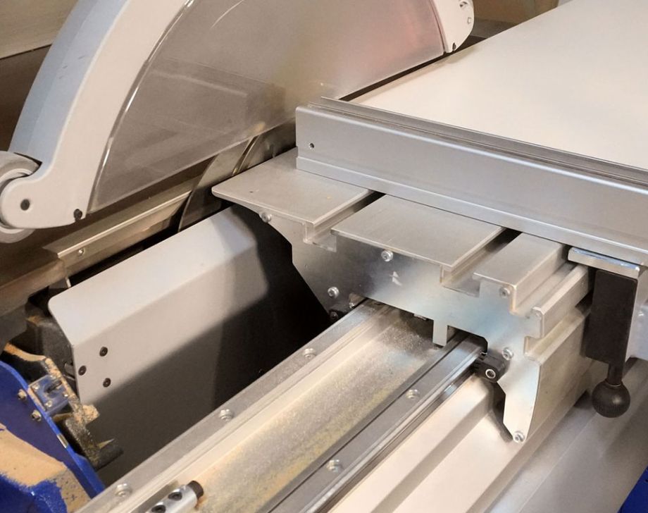 Vue du chariot avec le panneau en cours de découpe sur la lame de scie circulaire