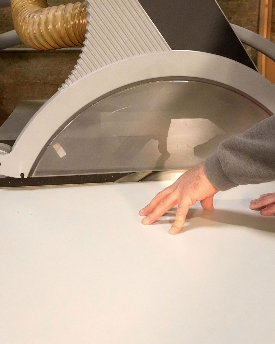 Amenage du panneaux de particules pour la découpe avec la lame de scie circulaire