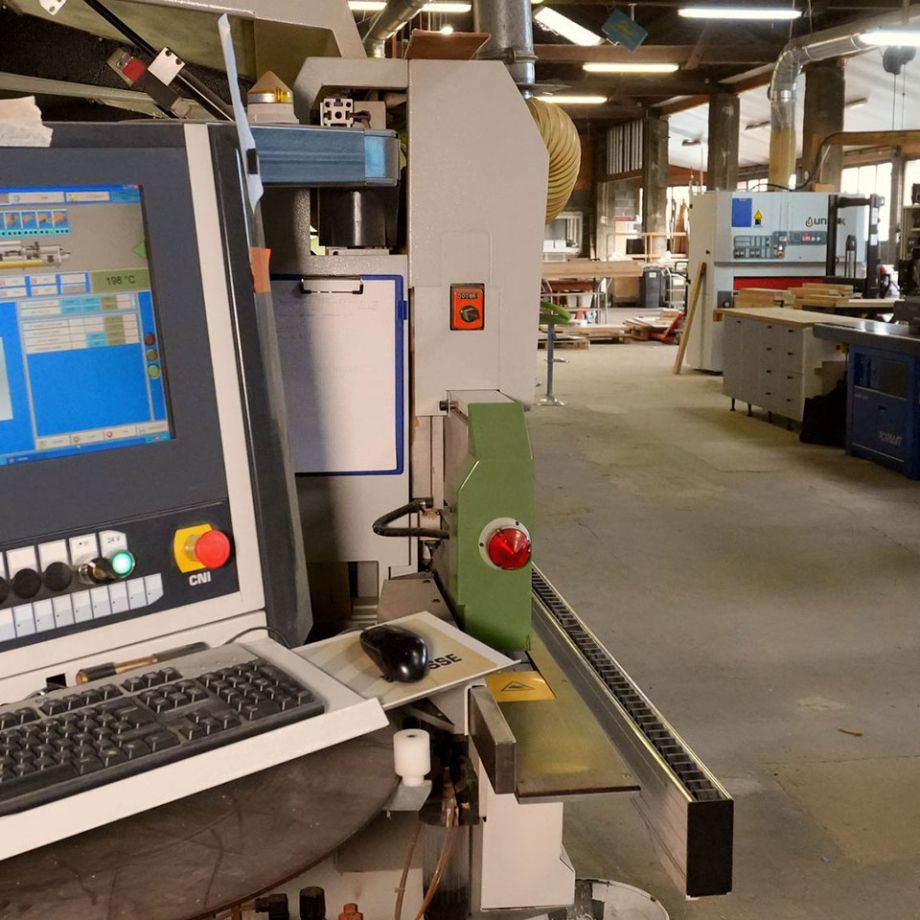 Vue du poste d etravail en sous-traitance de plaquage de chant