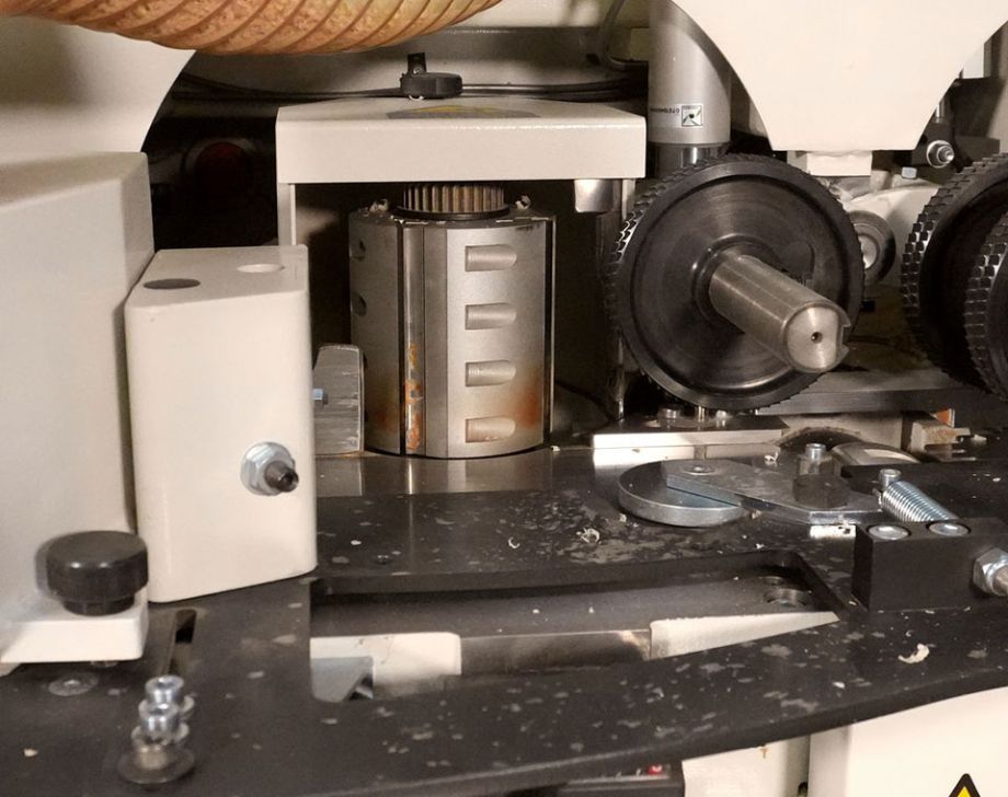 Vue de la partie usinage de la profileuse à commande numérique