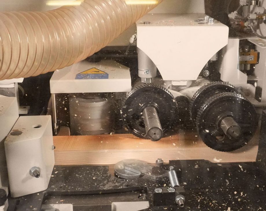 MAchine en cours d'usinage pour de la sous-traitance bois