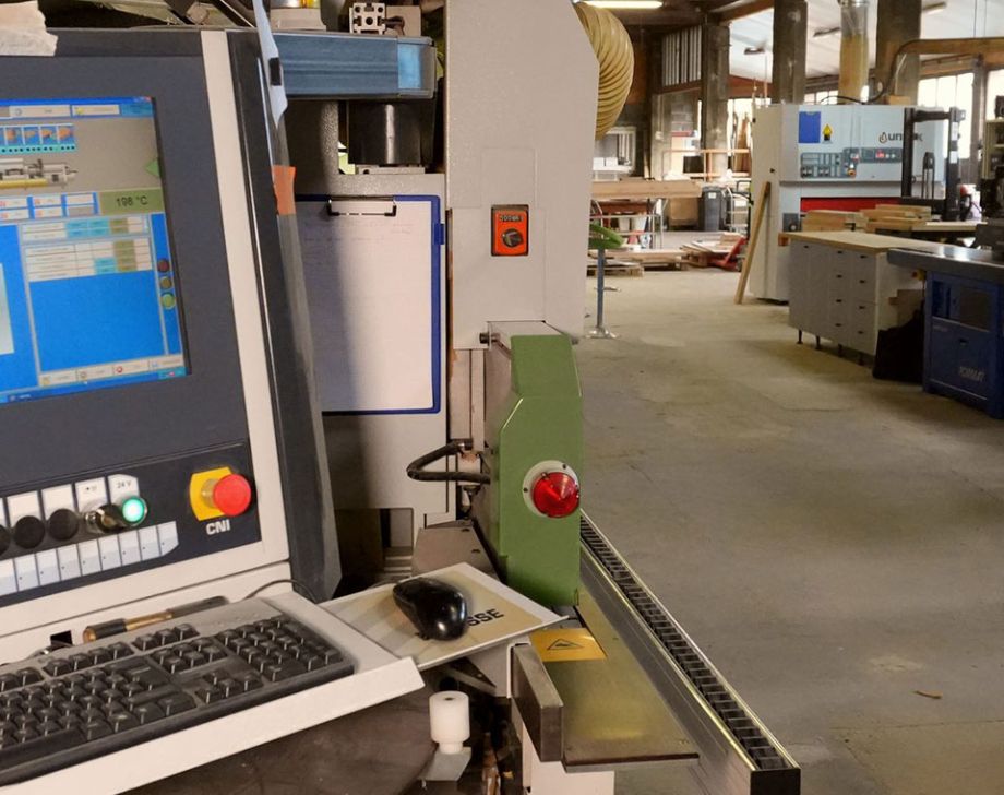 Poste de commande de la plaqueuse