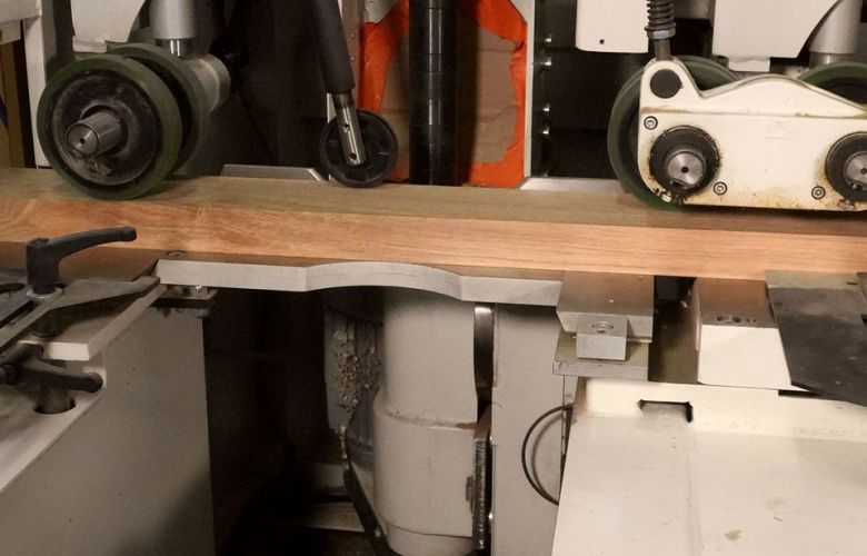 Sortie de la pièce de bois usinée en sous-traitance rabotage 4 faces