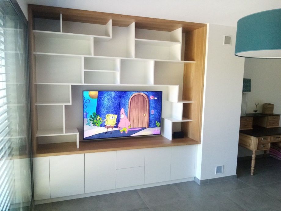AGencement d'un salon TV avec étagère sur mesure