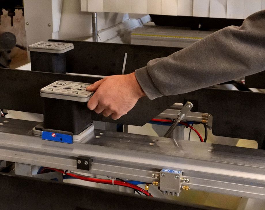 Positionnement des plots d'aspiration pour le maintien des panneaux