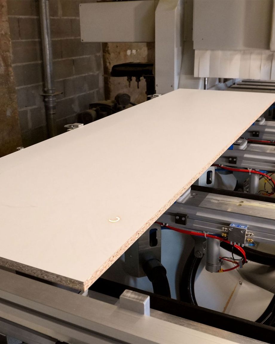 Positionnement du panneau de particule avant usinage et perçage