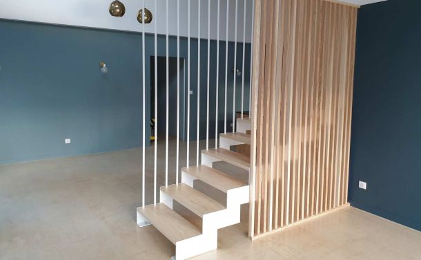 Fabrication d'escalier suspendu en bois et métal