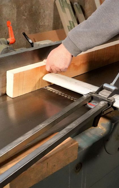 Utilisation d'une dégau pour dégauchir le bois brut en sous-traitance bois