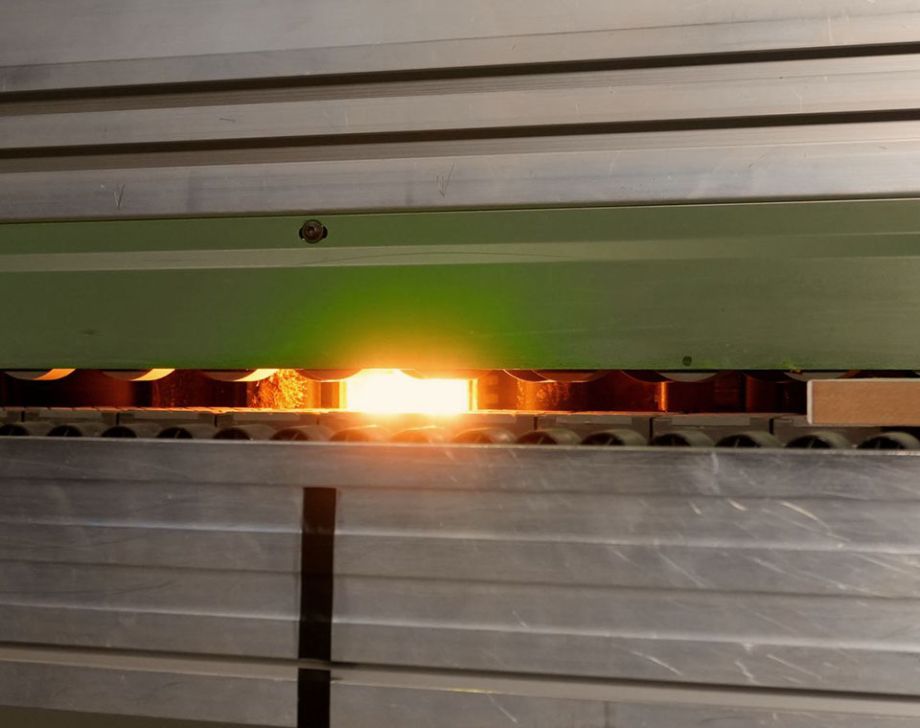 Vue de la partie chauffante de la plaqueuse de chant