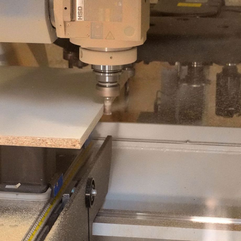 Usinage d'un côté de panneau pour mise à la dimension