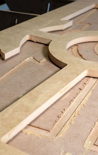 Usinage de pièces courbes dans un panneau de mélaminé MDF