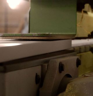 Vue du chant plaqué en plastique blanc