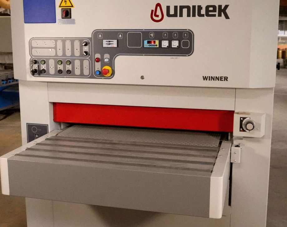 Vue de la machine à l'arrêt pour de la sous-traitance en ponçage large bande