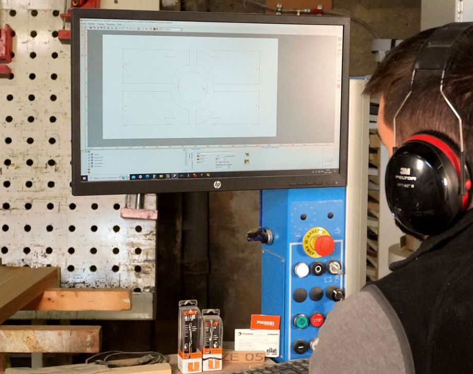 Poste de pilotage de la machine 5 axes en sous-traitance usinage bois