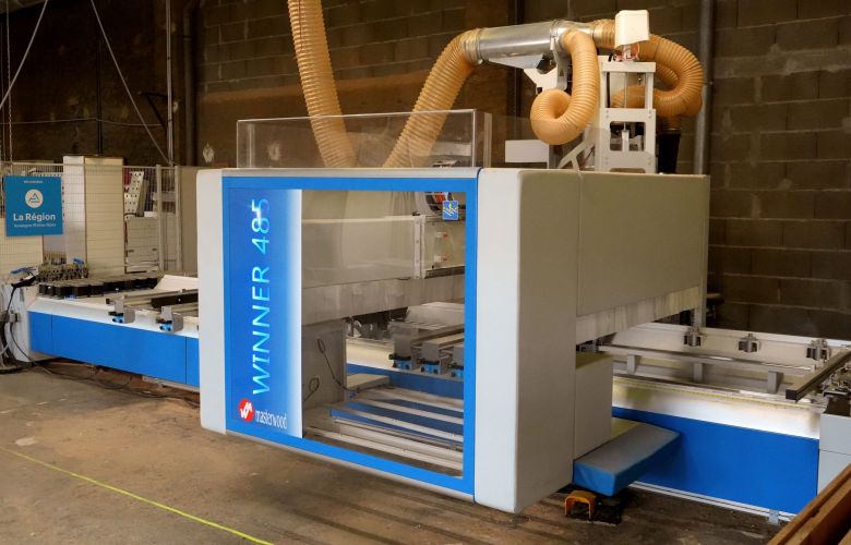 Vue extérieure de la machine de sous-traitance en usinage 5 axes bois